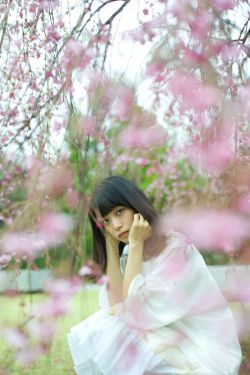 女主播直播给粉丝看脱内衣